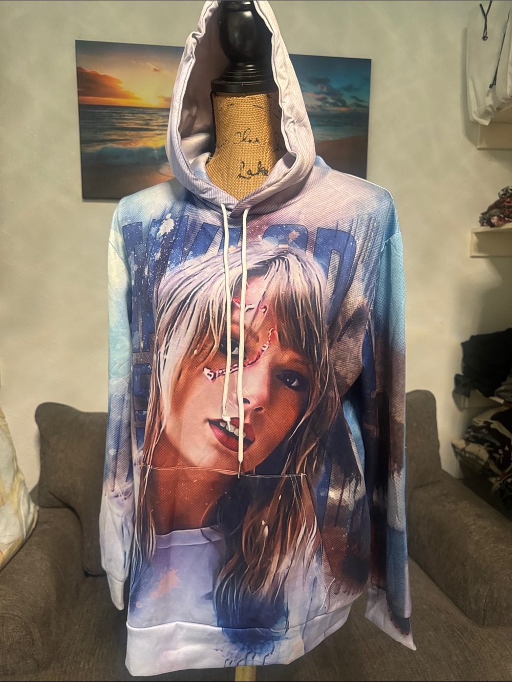 Graphic Face Print Pullover Hoodie in Blue and White
